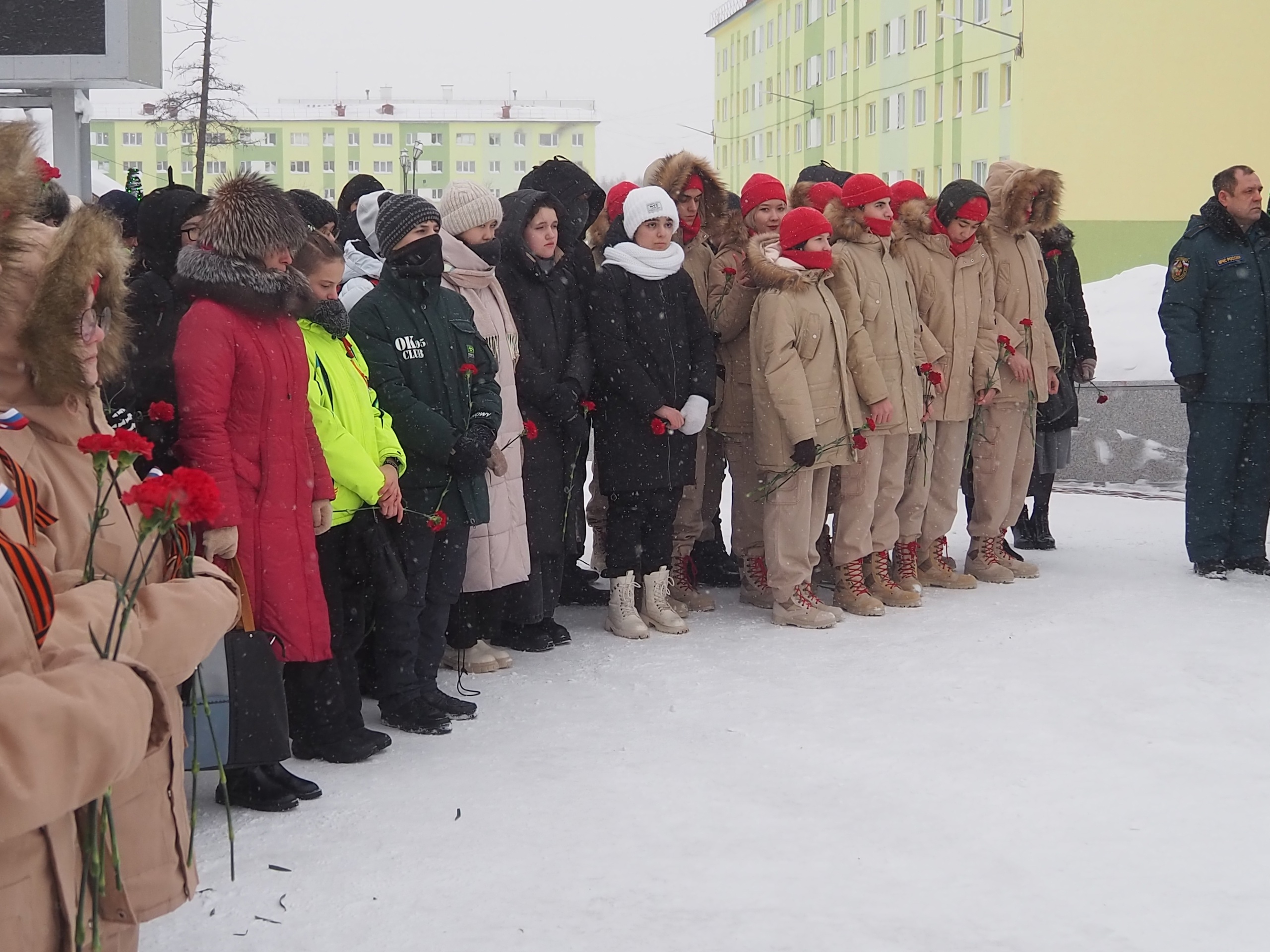 В районе Талнах прошла торжественная церемония возложения цветов к стеле  «Вечно живым» на площади Победы — КДЦ им. Вл. Высоцкого